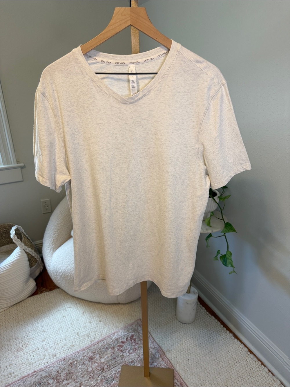 CRZ YOGA Women's Short Sleeve V-Neck Tee in Light Gray
